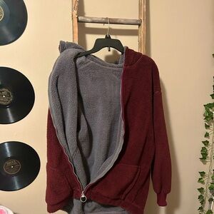 Reversible (burgundy / gray) hooded Sherpa zip up